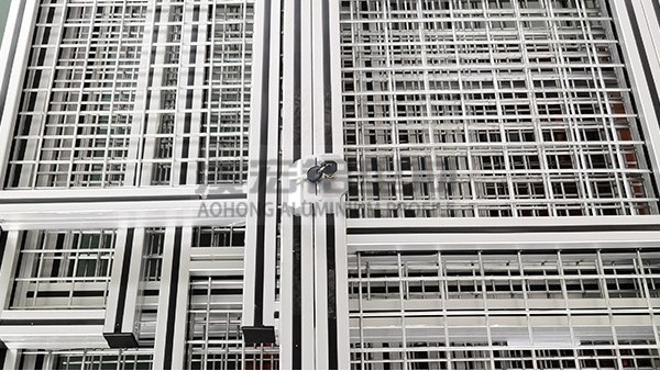 工業(yè)鋁型材可升降圍欄：高純度鋁型材集成方案